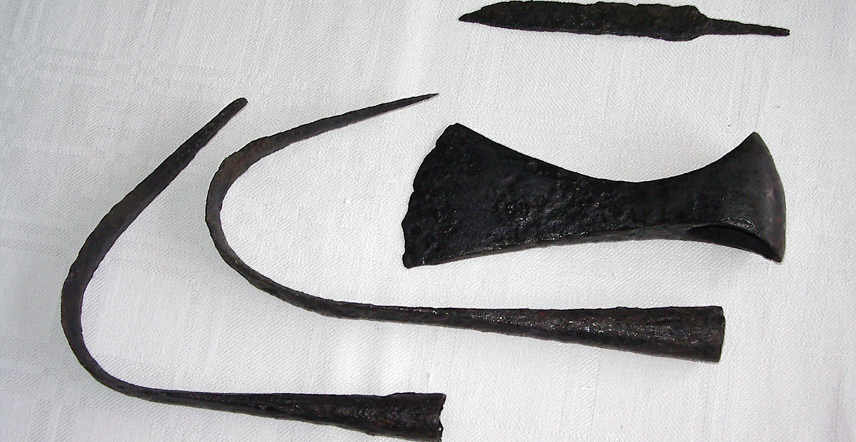 X-IX a. degintinio vyro įkapės: ietigaliai, kirvis ir peilis