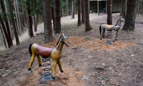 Mediniai Šilėnų arkliukai. Tarpukariu Šilėnų apylinkių meistrai garsėjo kaip medinių arkliukų-žaisliukų gamintojai, kuriuos pardavinėjo Kaziuko mugėse.
